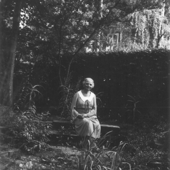 Ida Dehmel an ihrem Lieblingsplatz im Garten 1939
